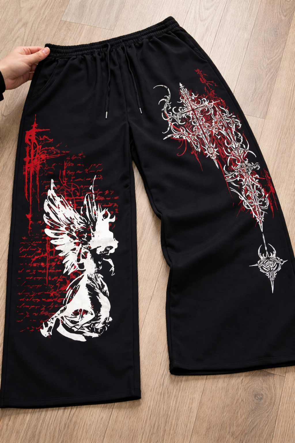 Streetwear Hose mit Engel-Print – Schwarz/Rot/Weiß – Unisex