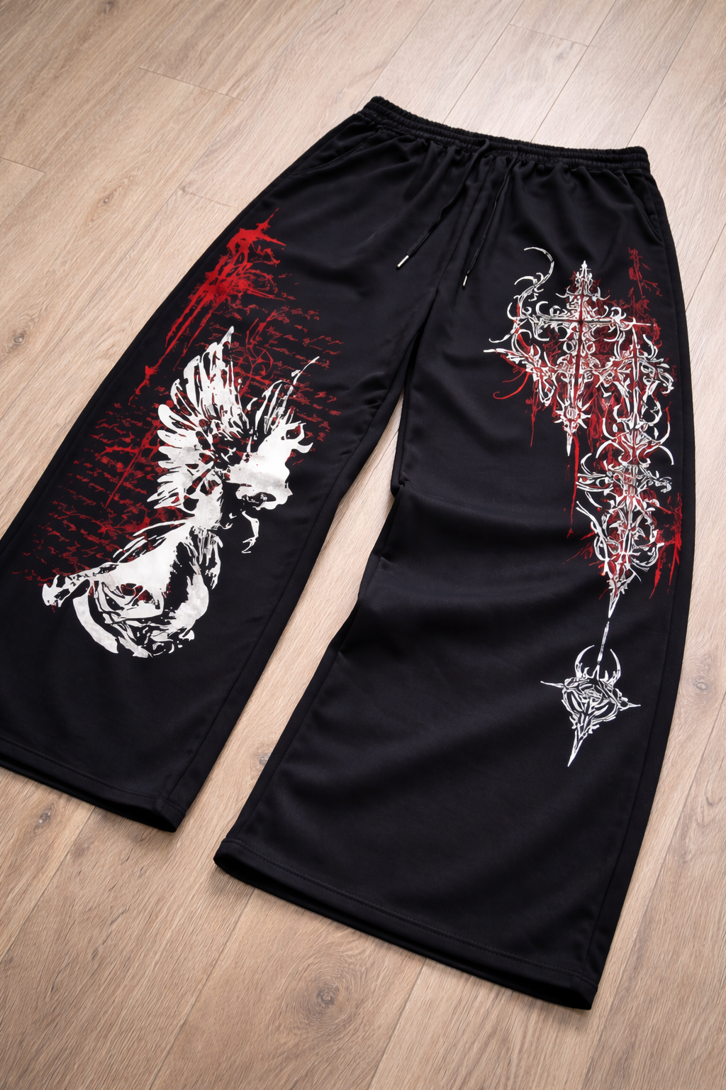 Streetwear Hose mit Engel-Print – Schwarz/Rot/Weiß – Unisex